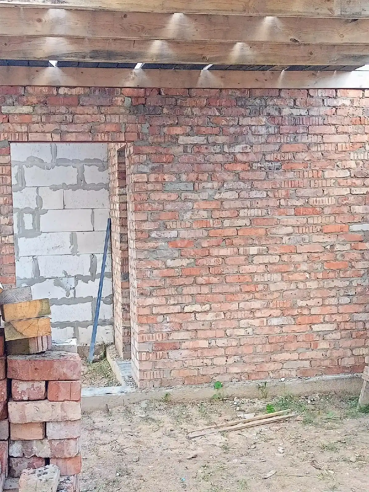 Звукоизоляционная перегородка из кирпича в спальне